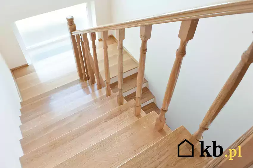 Drewniane i nowoczesne balustrady schodowe