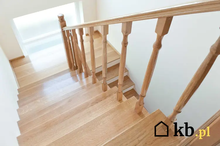Drewniane balustrady schodowe w domu, czyli barierki schodowe, a także nowoczesne balustrady wewnętrzne i zewnętrzne - opinie, wybór - porady