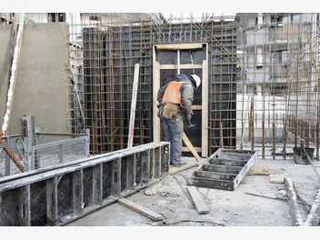 Ilustracja artykułu betonowanie zimą - czy to możliwe? odpowiednie rodzaje betonów, wymagania, porady