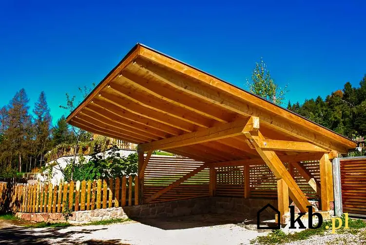Duża drewniana wiata garażowa przy domu, a także zastosowanie, wykonanie, wiata zamiast garażu - materiały oraz projekt