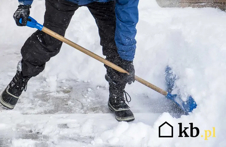 Odśnieżanie podjazdu łopatą, a także aktualny cennik odśnieżania chodników i podjazdów oraz oczyszczanie podjazdów ze śniegu