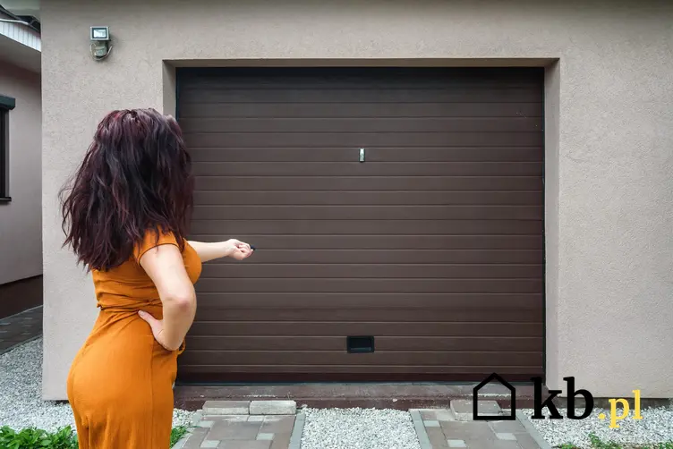 Kobieta otwierająca bramę garażową pilotem oraz polecane drzwi garażowe