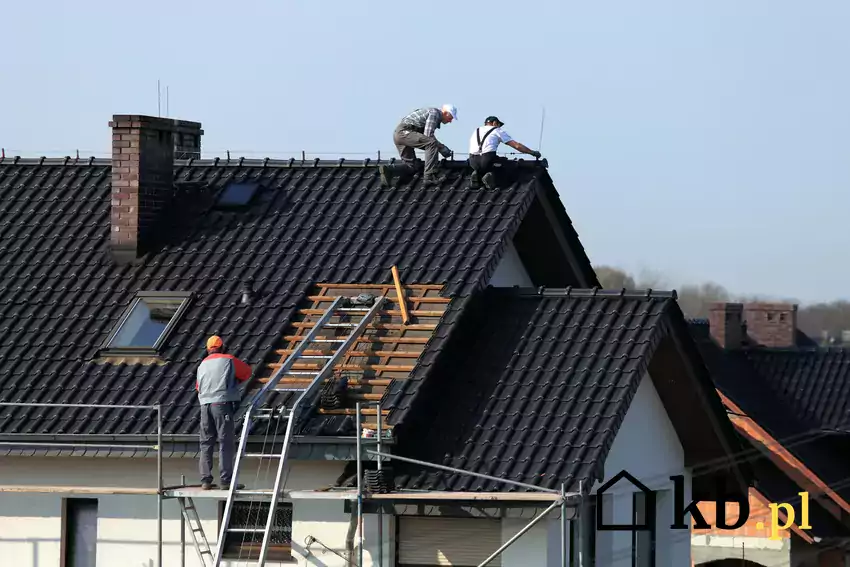 Montowanie wiatrownic na dachu