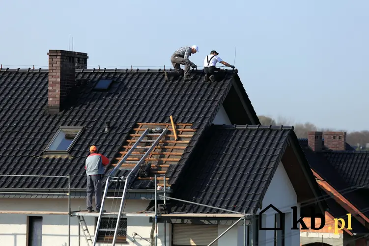 Dach podczas prac wykończeniowych oraz wiatrownice dachowe, na przykład wiatrownica drewniana