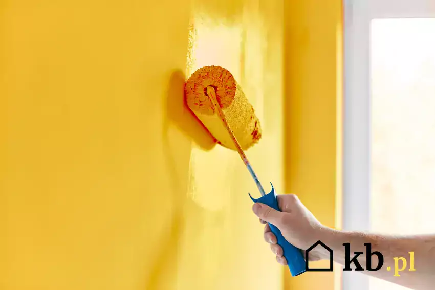 Malowanie ściany żółtą farbą