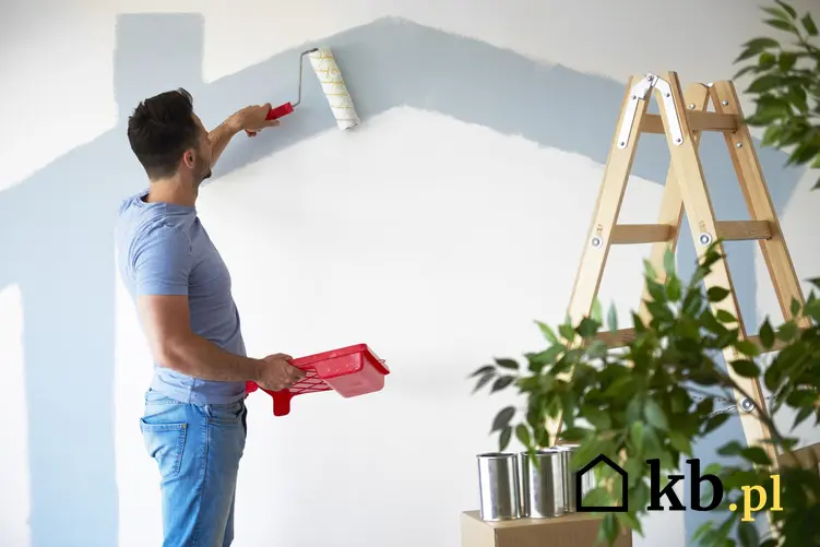 Mężczyzna podczas malowania ścian, czyli najlepsza farba zmywalna do ścian i jej ceny