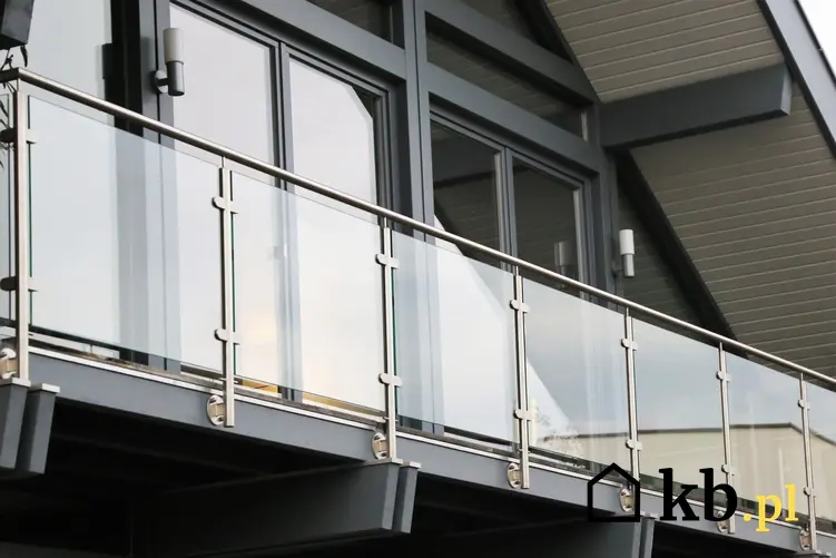 Balkon ze szklaną balustradą, a także polecane balustrady Avis, ich cena i opinie