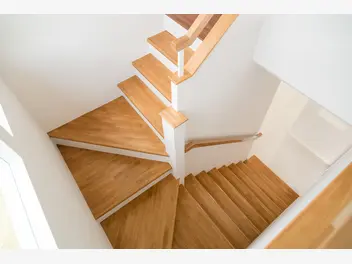 Ilustracja artykułu schody drewniane krok po kroku – rodzaje drewna, ceny, opinie, porady