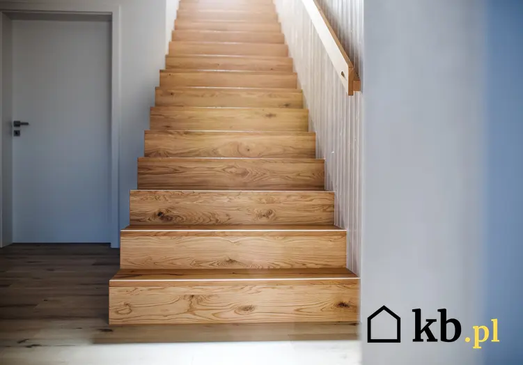 Schody drewniane zabudowane na piętro i cena schodów drewnianych do domu