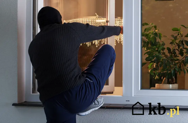 Mężczyzna włamujący się do domu przez okno, a także naruszanie miru domowego