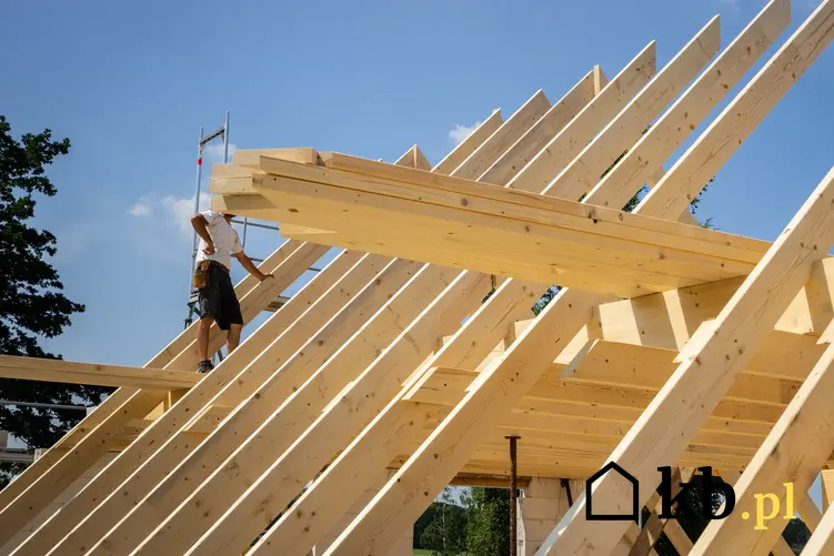 Krokiew dachowa podczas budowy, a także typowe wymiary krokwi dachowej