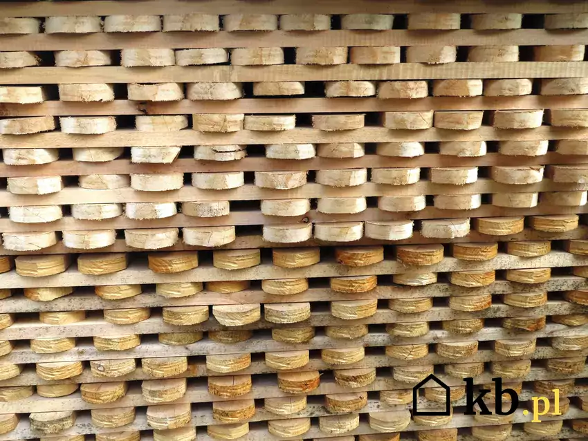 Drewniane sztachety ułożone w stos