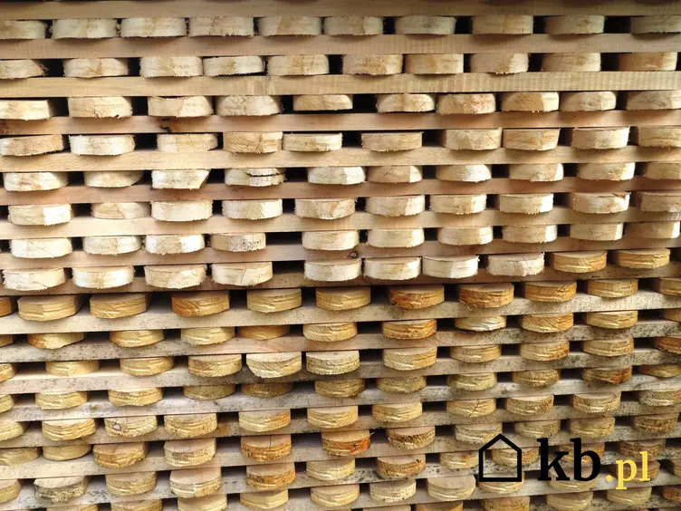 Sztachety drewniane ułożone w blok, czyli sztachety z drewna na płot