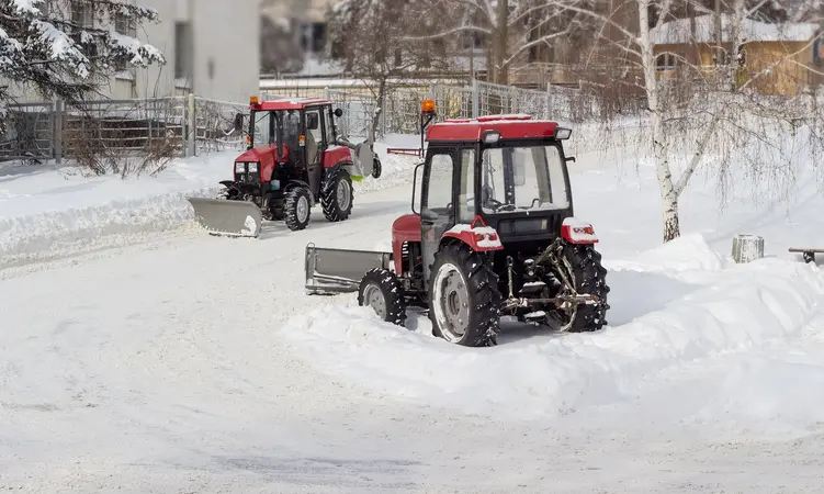 Kompaktowy ciągnik rolniczy - maszyna przydatna zimą