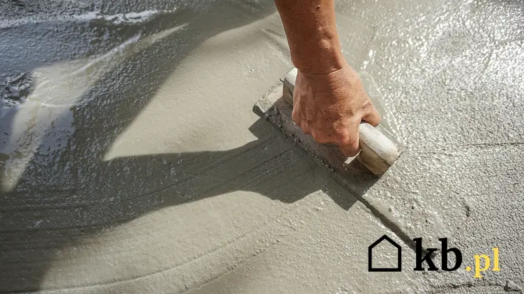 Zaprawa cementowa na wylewki podczas rozprowadzania, czyli wylewka cementowa