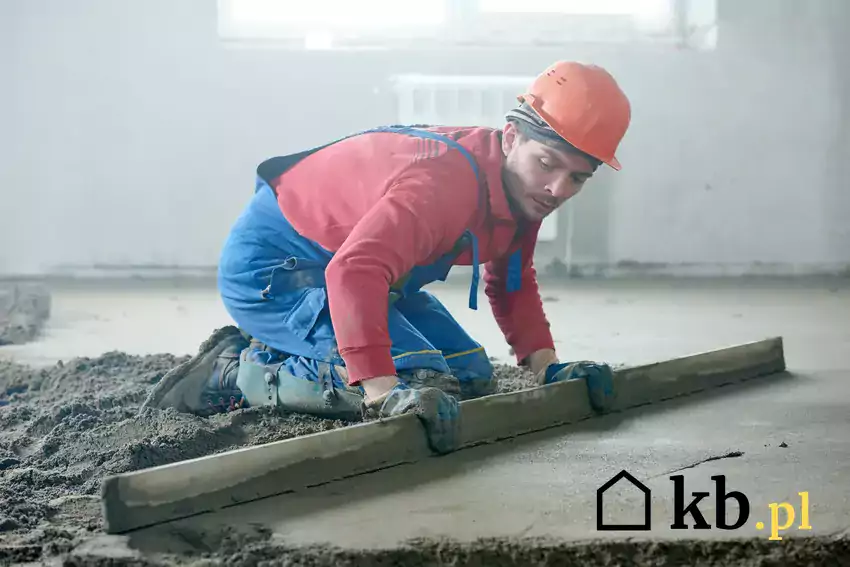 Mężczyzna wykonuje wylewkę cementową