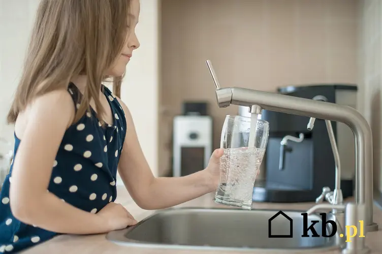 Dziewczynka nalewająca wodę z kranu, a także filtry do wody pitnej i uzdatniania wody