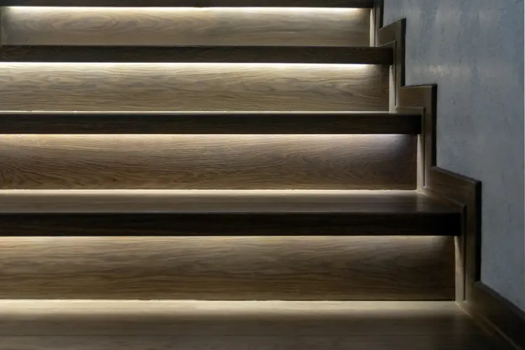 Dyskretne oświetlenie schodowe LED