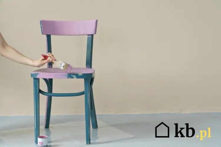 Krzesło podczas malowania, a także farby Annie Sloan do mebli i ich kolory