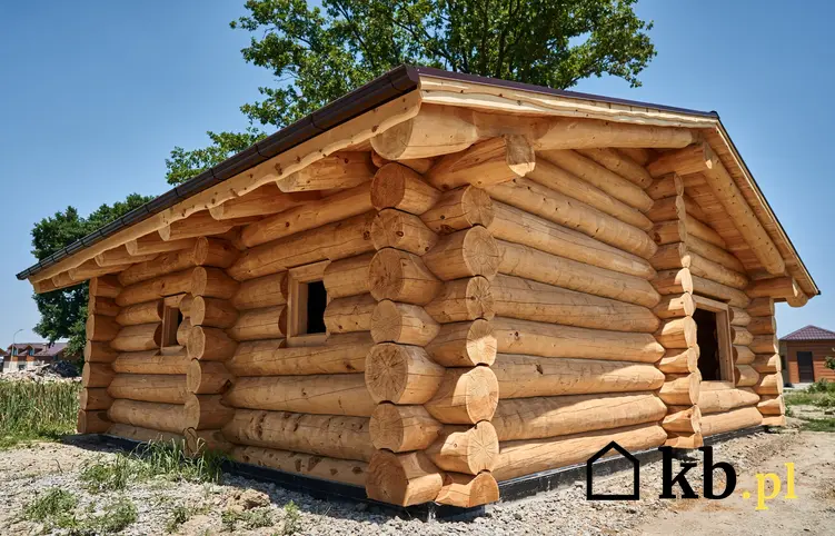 Drewniany dom z bali na tle nieba, a także domy góralskie z bali i cennik domów z bali