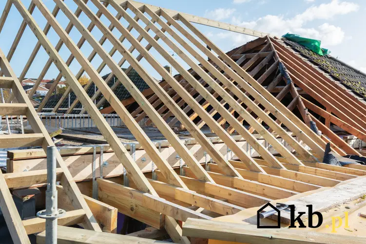 Dach podczas budowy z drewnianego szkieletu, a także konstrukcja dachu i różne konstrukcje dachowe