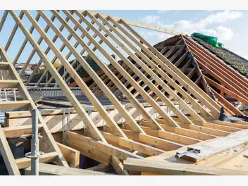 Ilustracja artykułu przykłady konstrukcji dachu – porównujemy różne rodzaje dachów