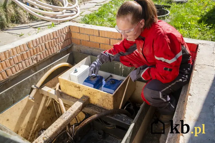 Kobieta pracująca przy oczyszczalni, a także oczyszczalnie drenażowe, oczyszczalnia rozsączająca i przydomowe oczyszczalnie ścieków