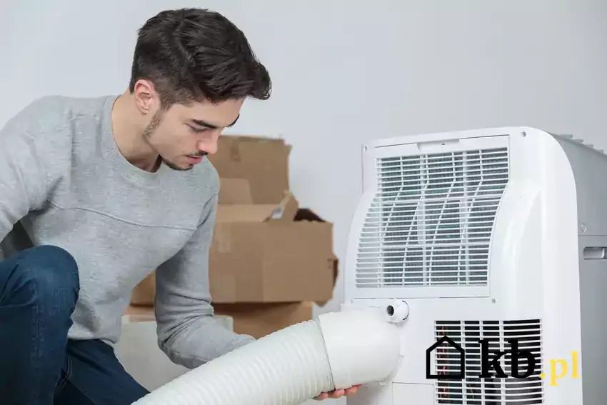 Mężczyzna montujący klimatyzację w domu