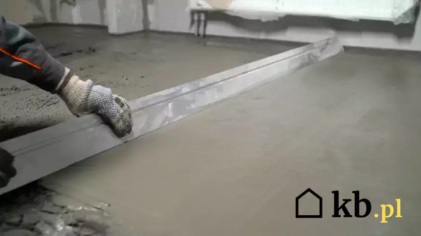 Zacieranie betonu na budowie.