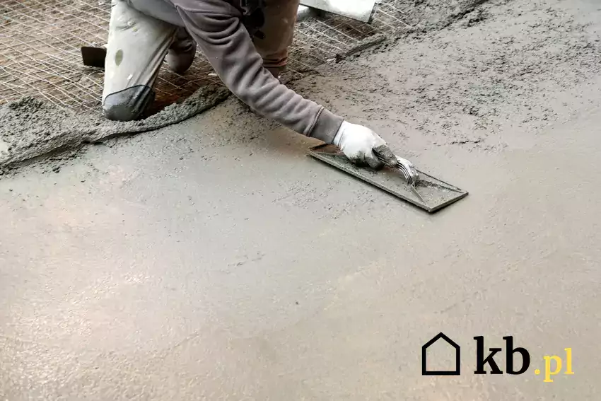 Zacieranie betonu na posadzce