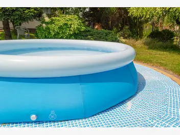 Ilustracja artykułu dziurawy basen - jak szybko i tanio naprawić domową strefę relaksu?