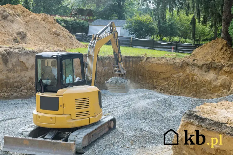 Zasypywanie fundamentów na placu budowy domu i porady, czym zasypać fundamenty