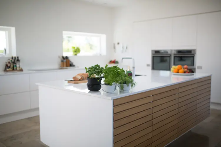 Twoja kuchnia jest niewielka i niefunkcjonalnie urządzona? A może przeprowadziłeś się do nowego mieszkania i nie masz pomysłu, jak dobrze zaaranżować jej przestrzeń?