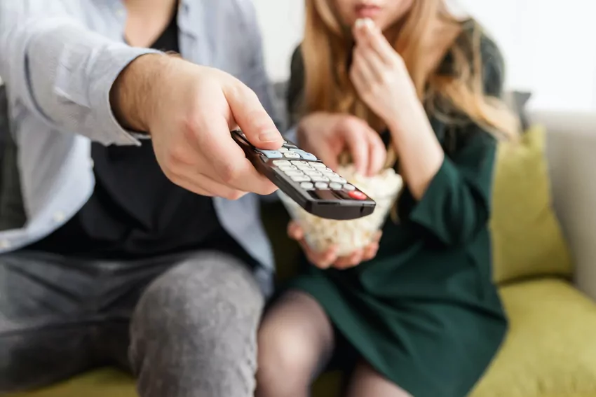 Mały telewizor w salonie