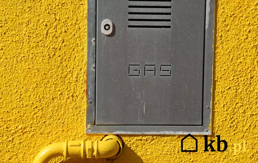 Szafka gazowa na żółtej ścianie