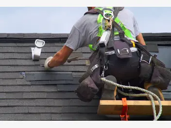 Ilustracja artykułu jak naprawić przeciekający dach krok po kroku? poradnik praktyczny
