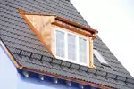 Koszty i funkcjonalność lukarn vs okien dachowych