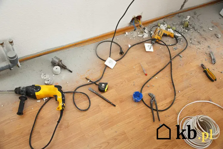 Nie jest trudno przewiercić kabel w ścianie. Wszystko zależy od tego, jak powinny być położone różnego rodzaju kable.