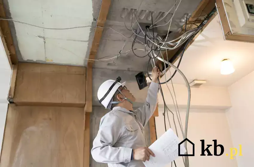 Inżynier przyłącza prąd w domu