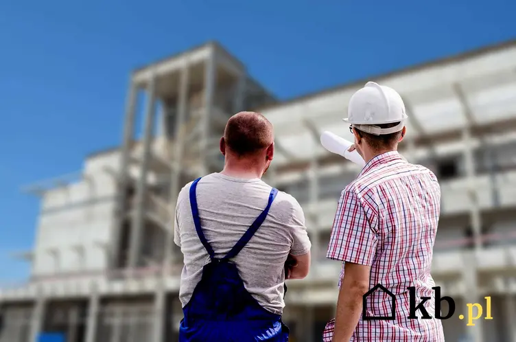 Pracownicy firmy remontowo-budowlanej w czasie pracy, a także podpowiedzi, jak znaleźć niedrogą firmę remontowo-budowlaną krok po kroku