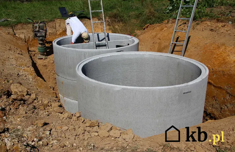 Koszty wykonania szamba betonowego z kregów obejmują zarówno podłączenie, same materiały, jak i wynajem koparki.