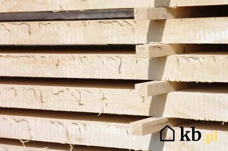 Łaty drewniane ułożone na budowie, czyli łaty budowlane oraz ceny łat dachowych