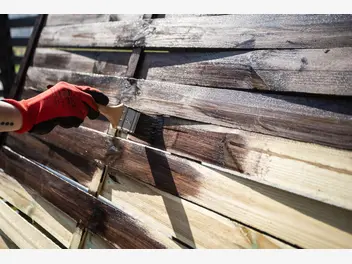 Ilustracja artykułu lakierobejca do drewna - rodzaje, zastosowanie, ceny, opinie