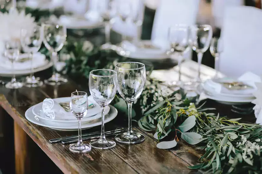 Elegancko udekorowany stół na przyjęcie