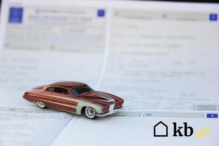 Samochód miniaturka na dokumentach oraz ile kosztuje przerejestrowanie samochodu, koszt rejestracji samochodu