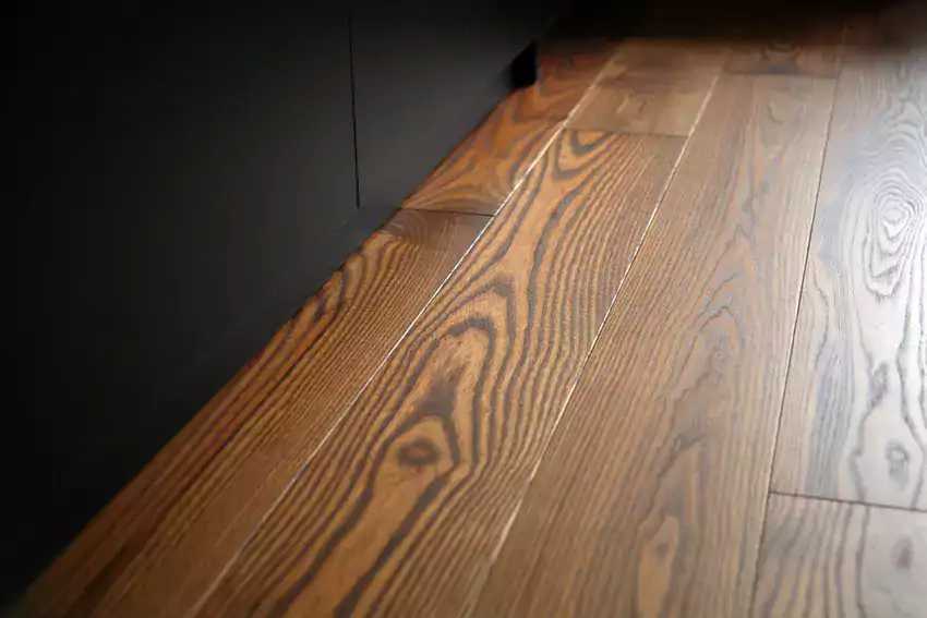 Naturalna drewniana podłoga wnętrza