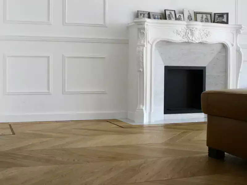 Elegancka podłoga drewniana w salonie