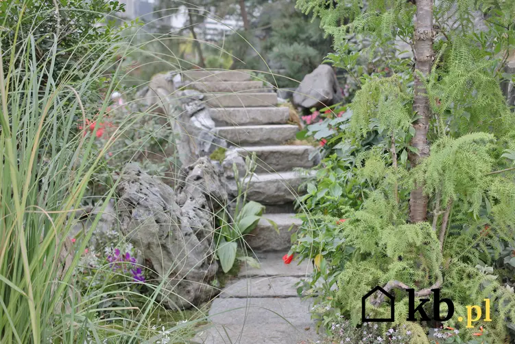 Skalniak ze schodkami w ogrodzie, a także skalniaki przed domem, skalniaki koło domu