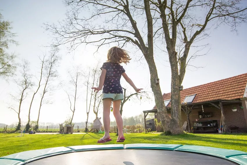 Dzieci bawią się na trampolinie