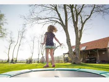 Ilustracja artykułu czy trampolina dla dzieci jest bezpieczna? poznaj wady i zalety trampoliny dla dzieci